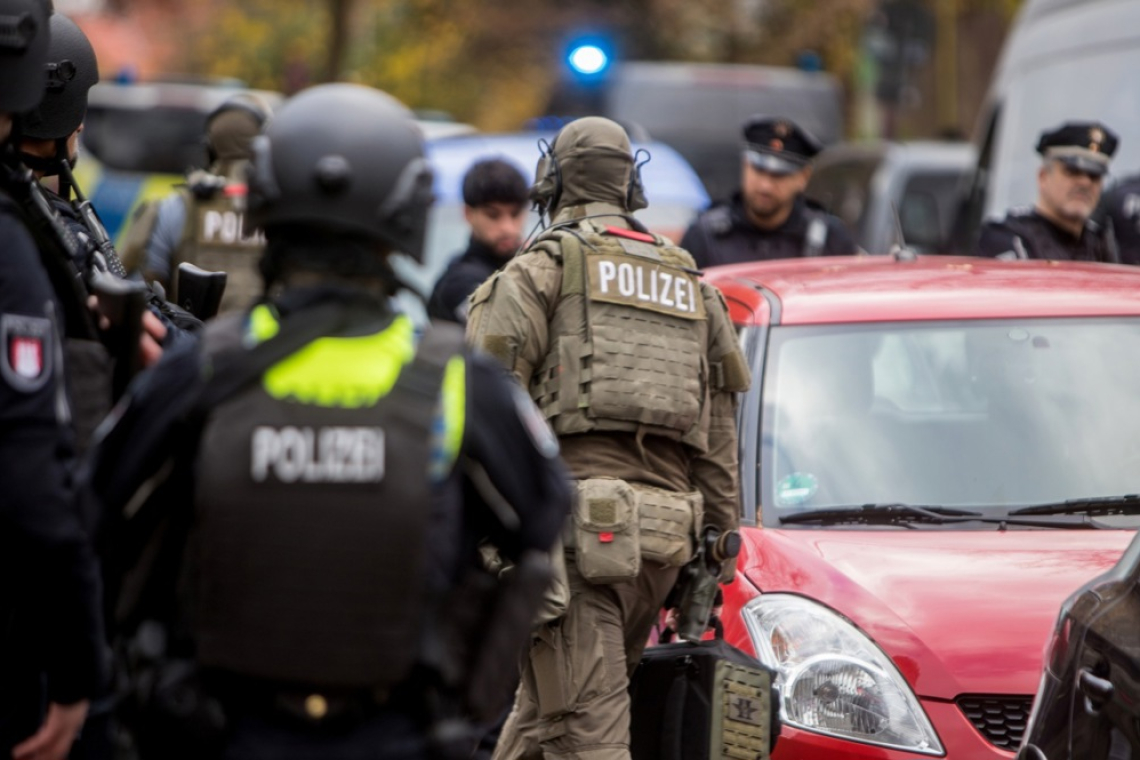 Najmanj 32 ranjenih v spopadu navijačev in policije v Hamburgu