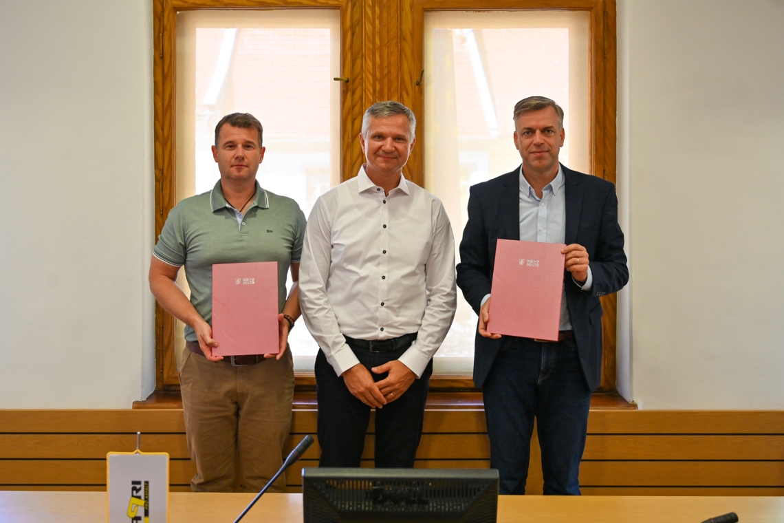 V Novem mestu podpisali pogodbo za pločnik med Zajčjim Vrhom in Dolžem