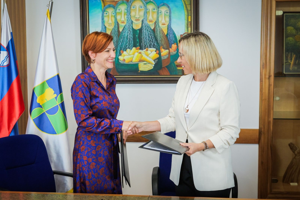 V Trebnjem podpis pogodbe za obnovo Hiše Goliev trg 7 in dvorane STIK