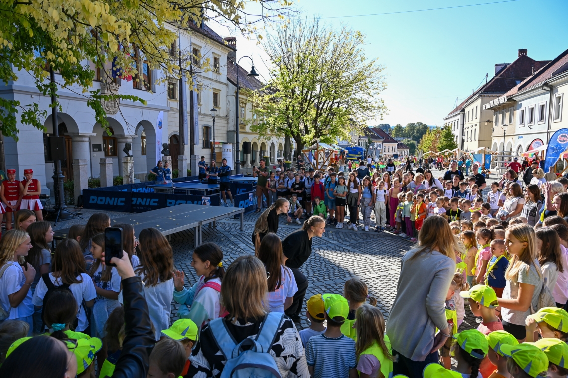 Več kot 800 otrok peš na novomeški Dan brez avtomobila