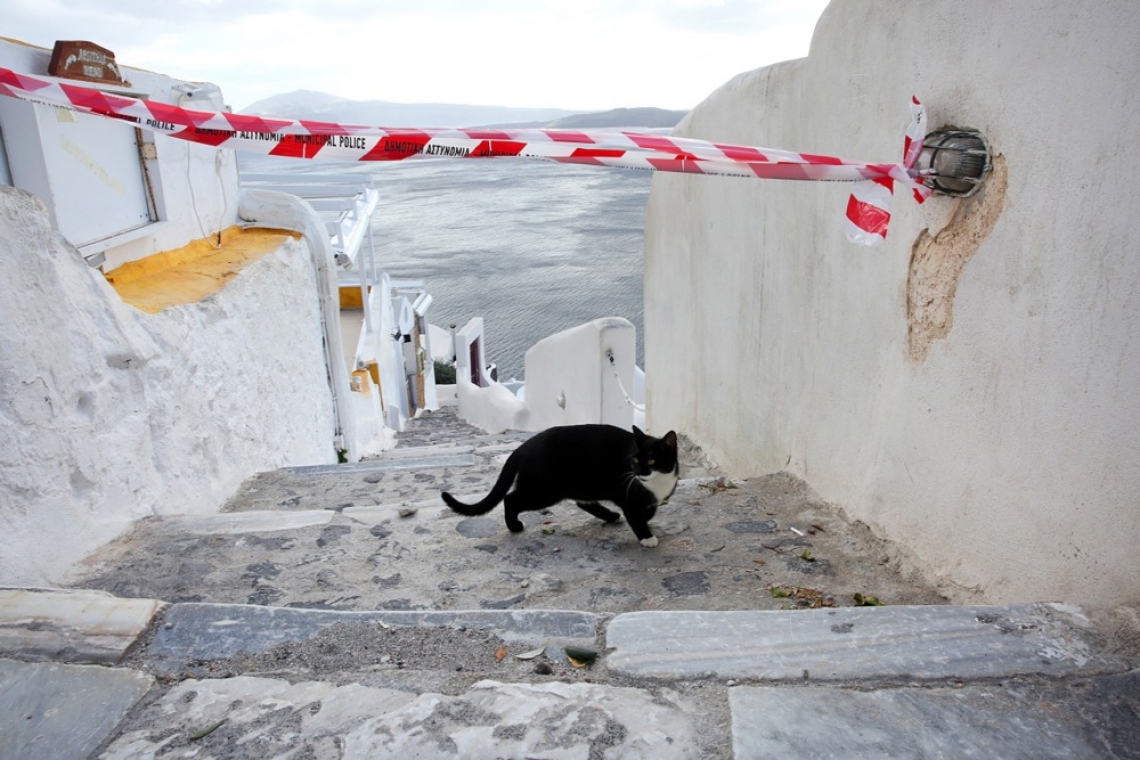Santorini februarja pretreslo več kot 28.000 potresov zaradi gibanja magme pod otokom