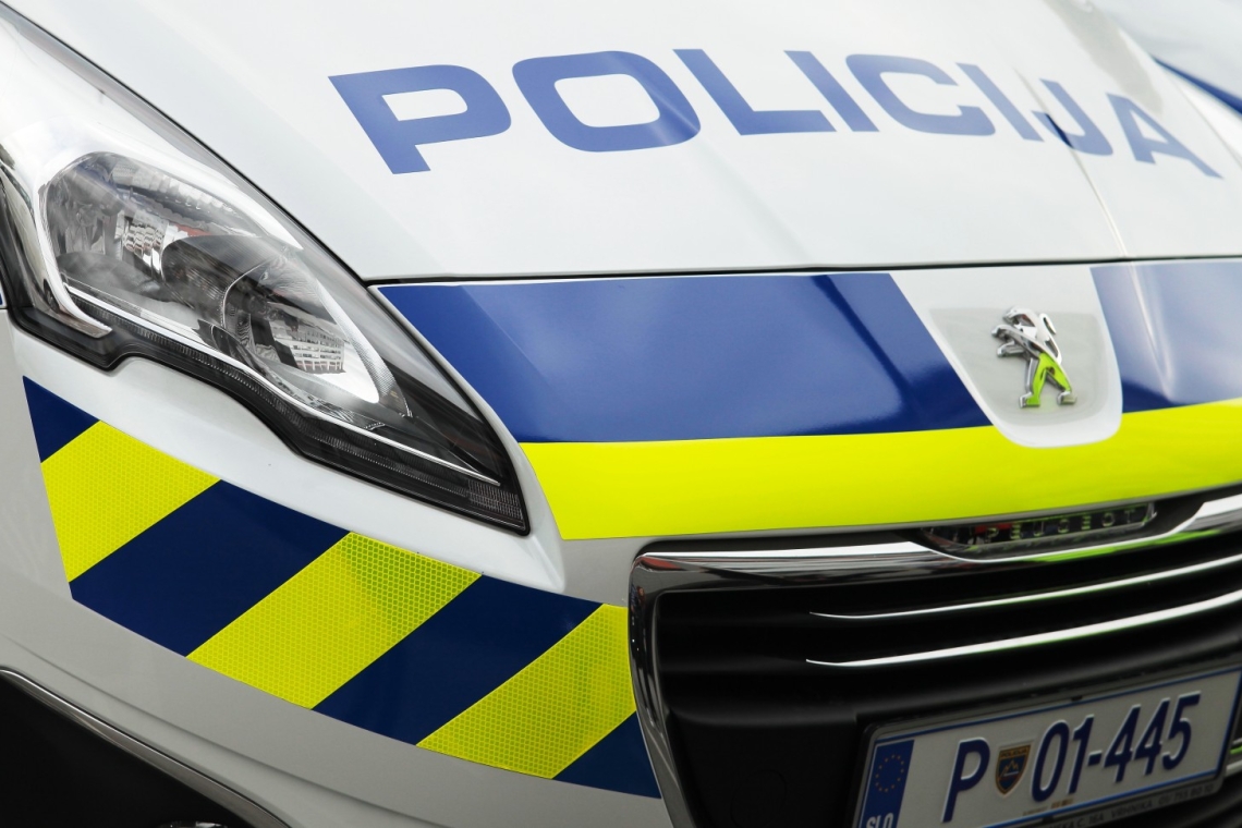 V središču Idrije naj bi mladoletnika med pretepom poškodovali z nožem