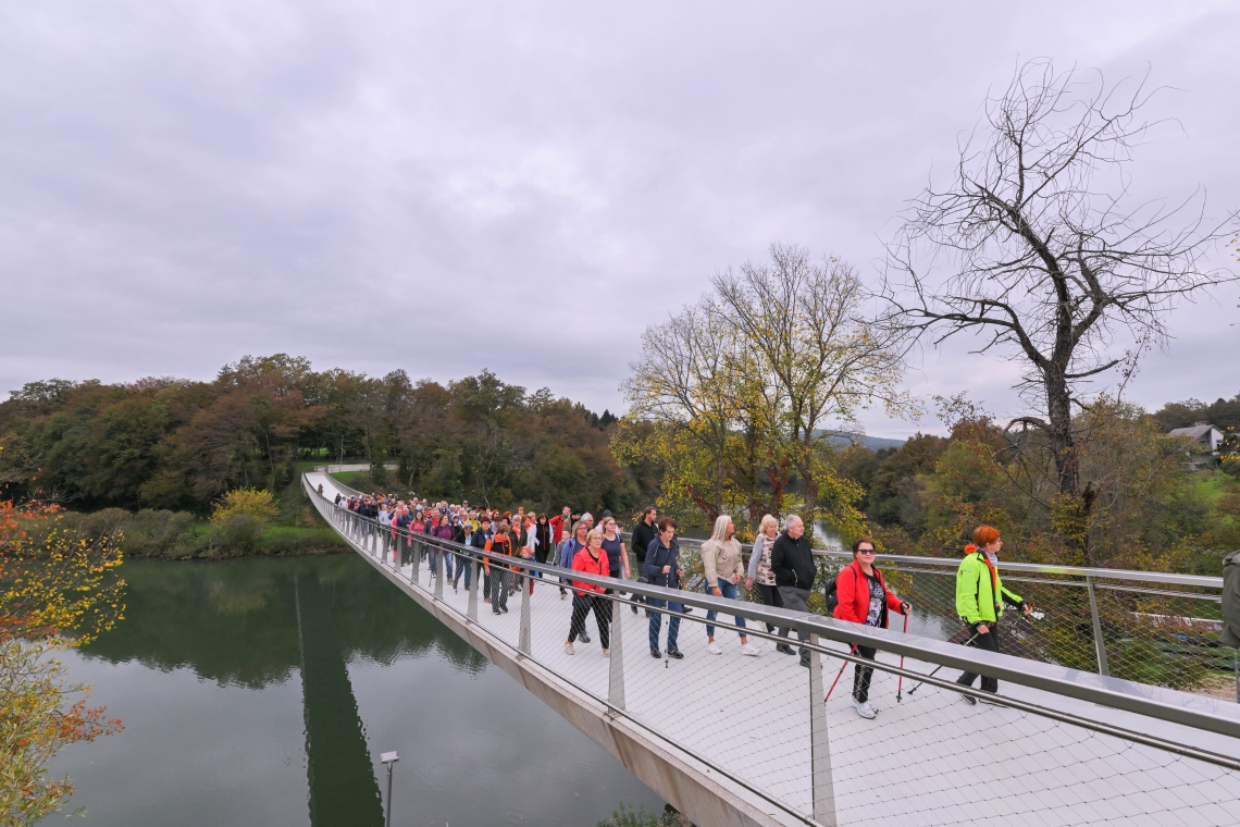 Novomeške brvi in Glavni trg preplavili sprehajalci vseh generacij