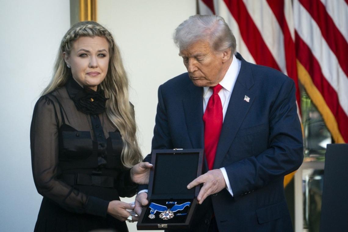 Trump ubitemu aktivistu Charlieju Kirku podelil posmrtno predsedniško medaljo svobode